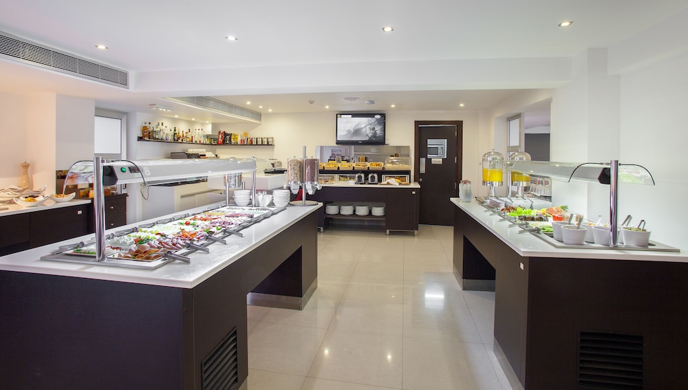 ibis Styles Larnaca Finikoudes Beach 25/32