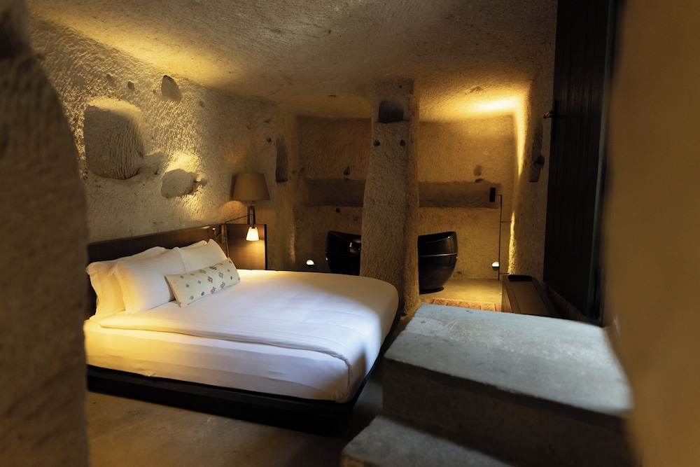 CAVE, SUITE