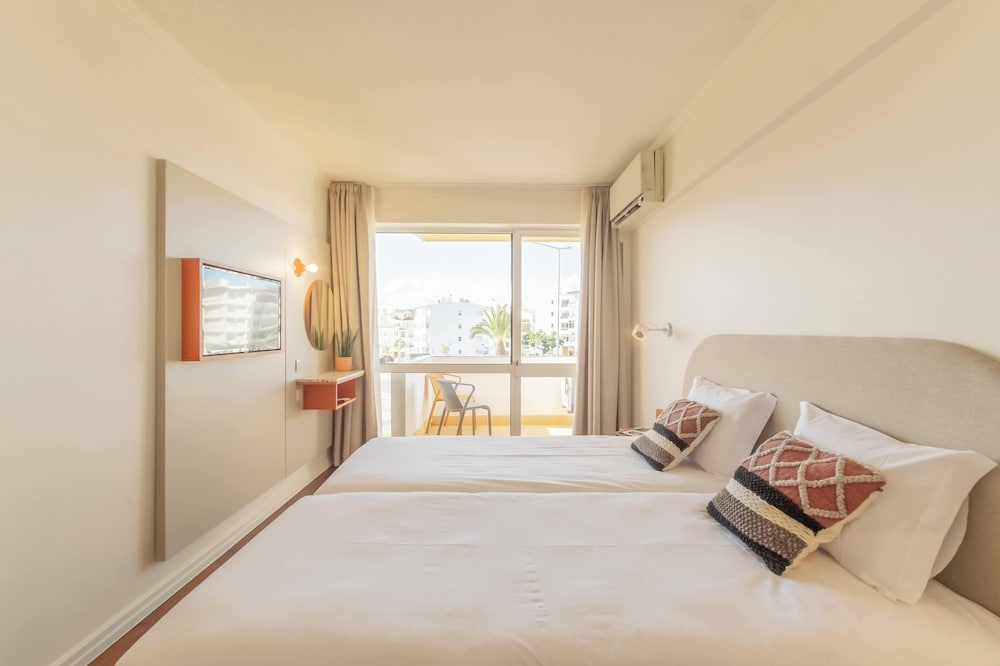 STANDARD, DOUBLE OR TWIN BED