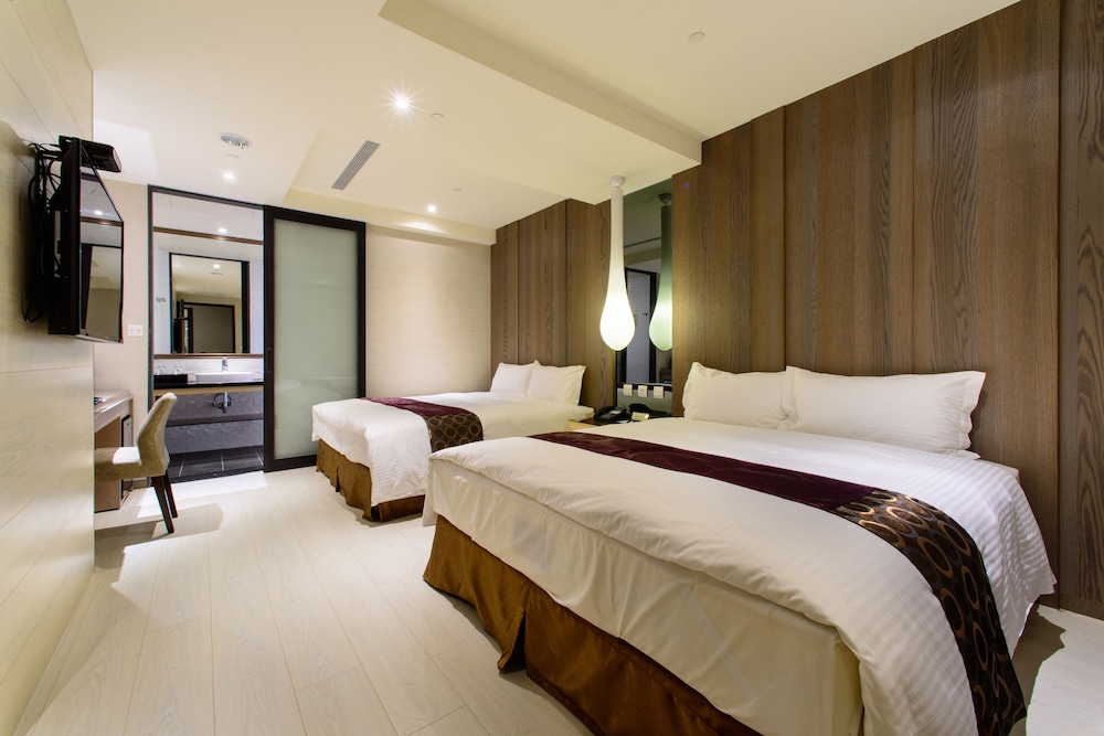 FAMILY, QUADRUPLE, 2 QUEEN BEDS, NO PARKING