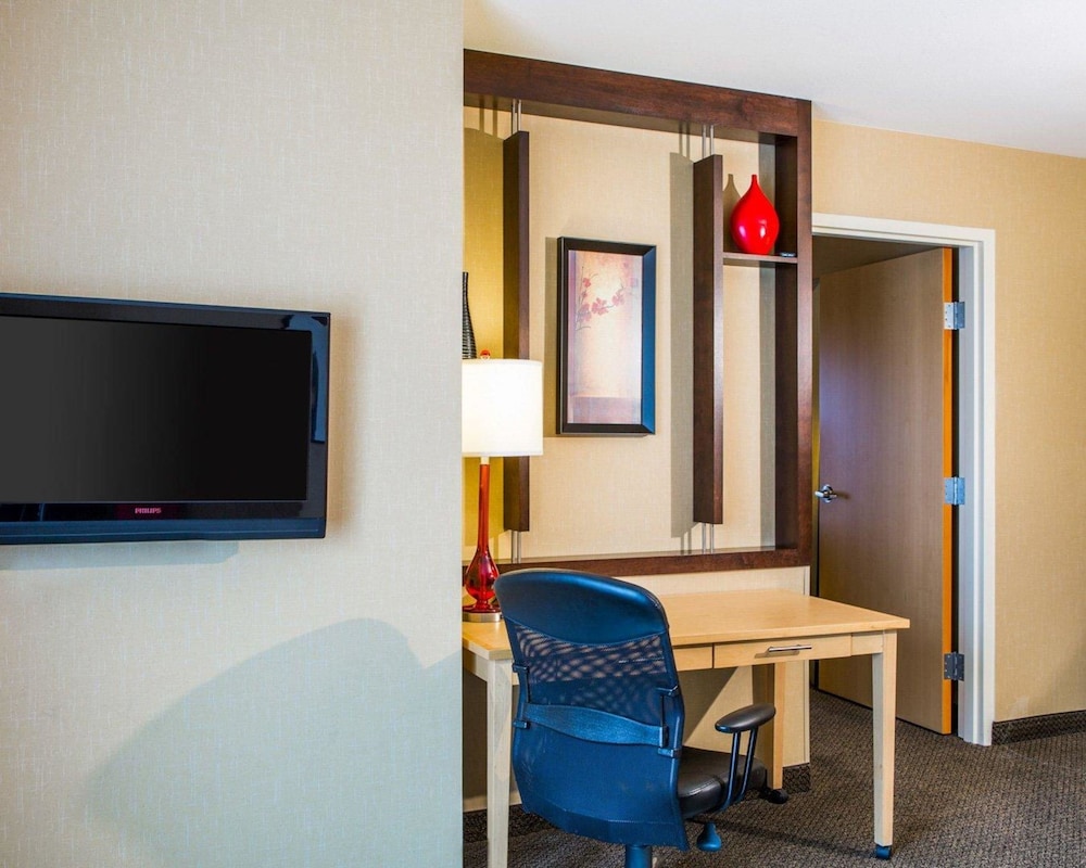 Cambria Hotel Madison East 38/41