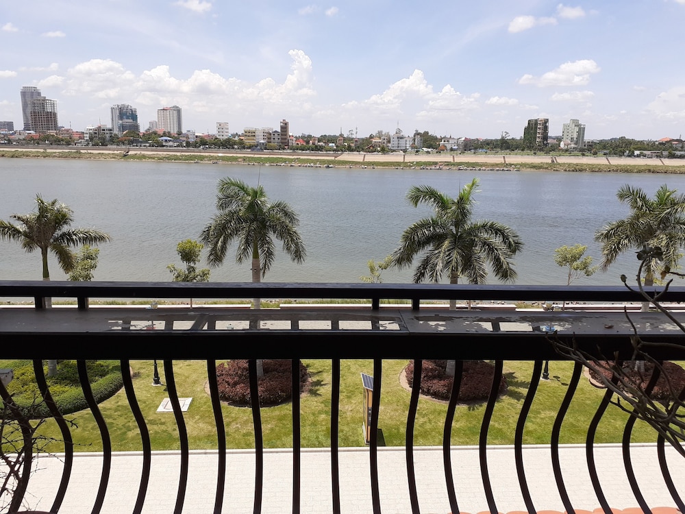 New Season Riverside Hotel 38/46