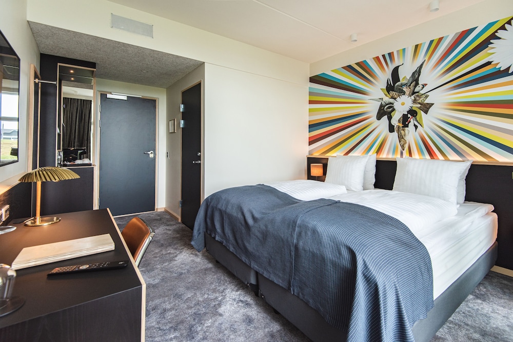 Room, King Bed, Mountain View