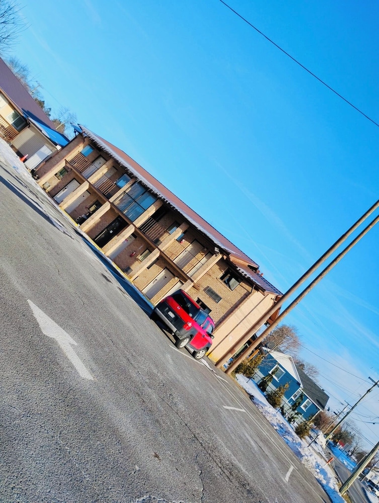 Motel M Lewisburg 41/42