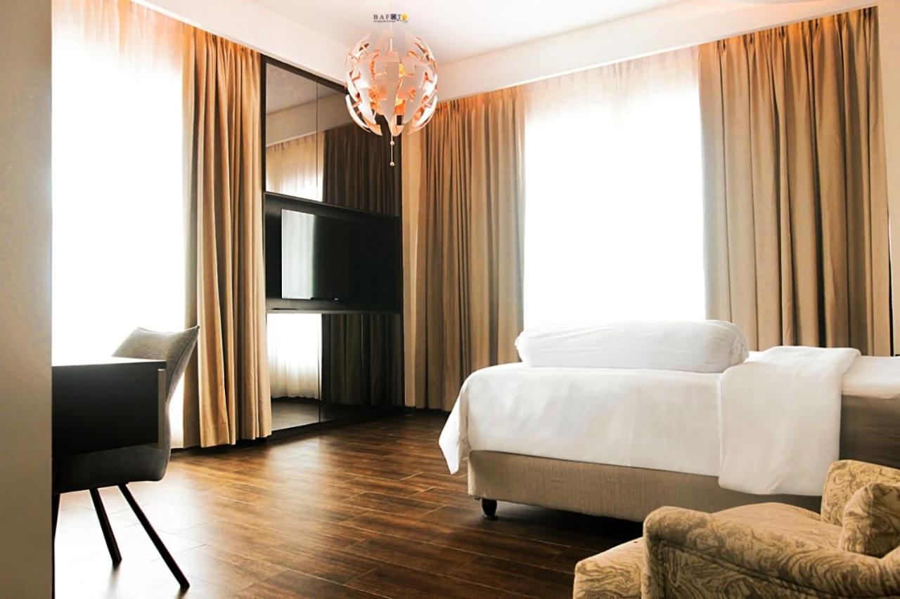 Emerald Hotel 30/42