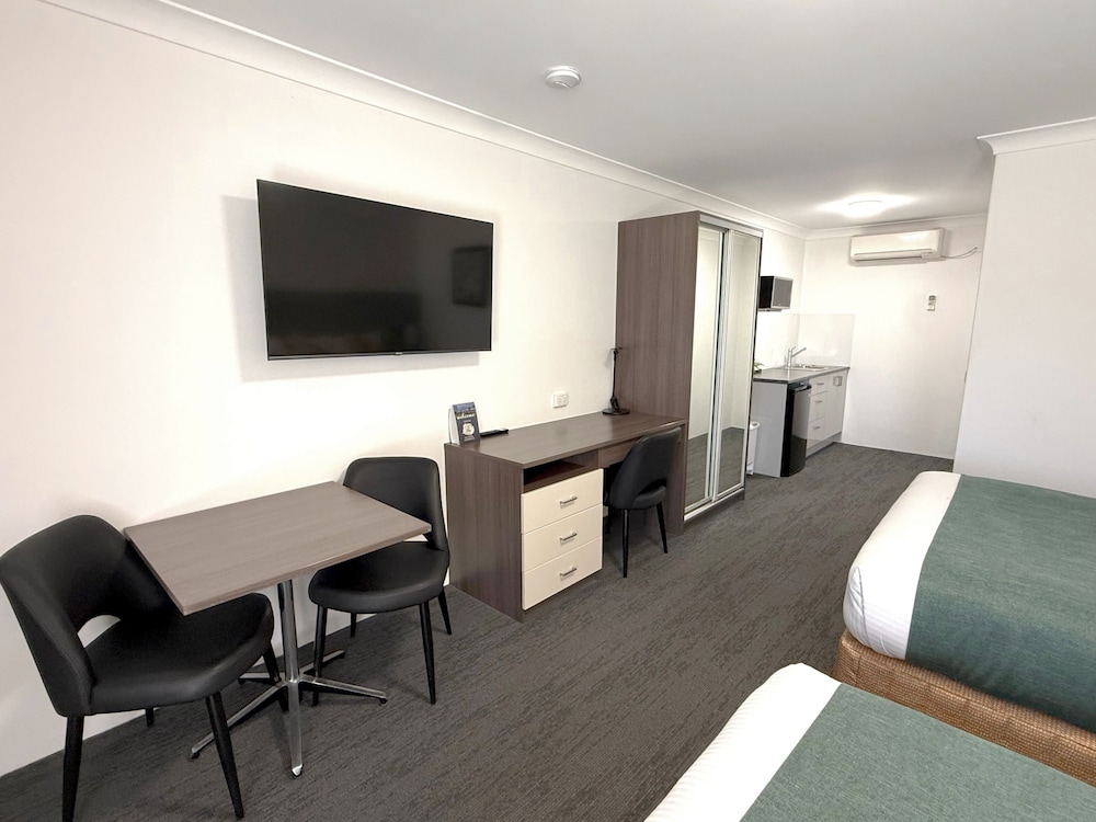 BATHURST MOTOR INN 51/59