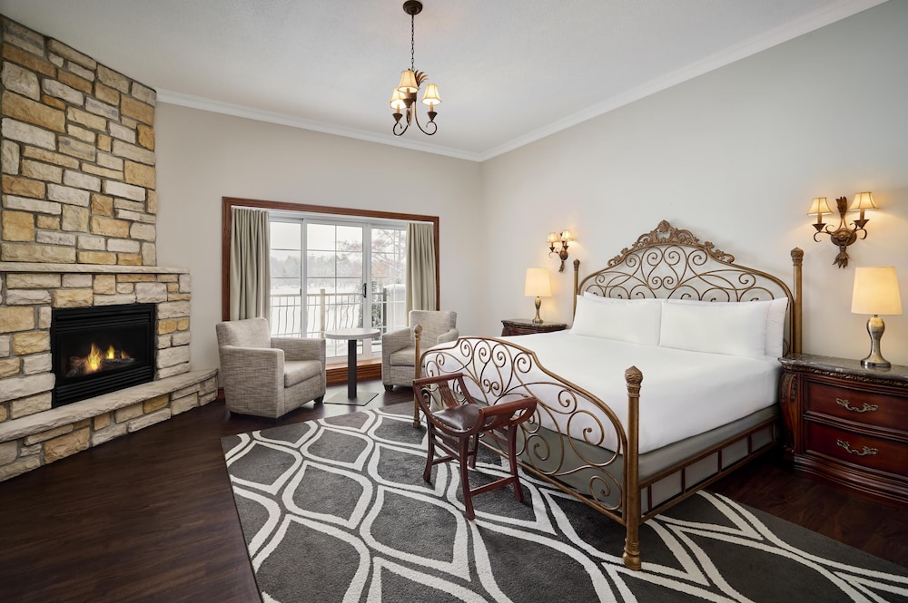غرفة سيغنتشر بسرير كينج مع أريكة بحوض جاكوزي، Christies Mill Waterfront Resort and Spa 5/10
