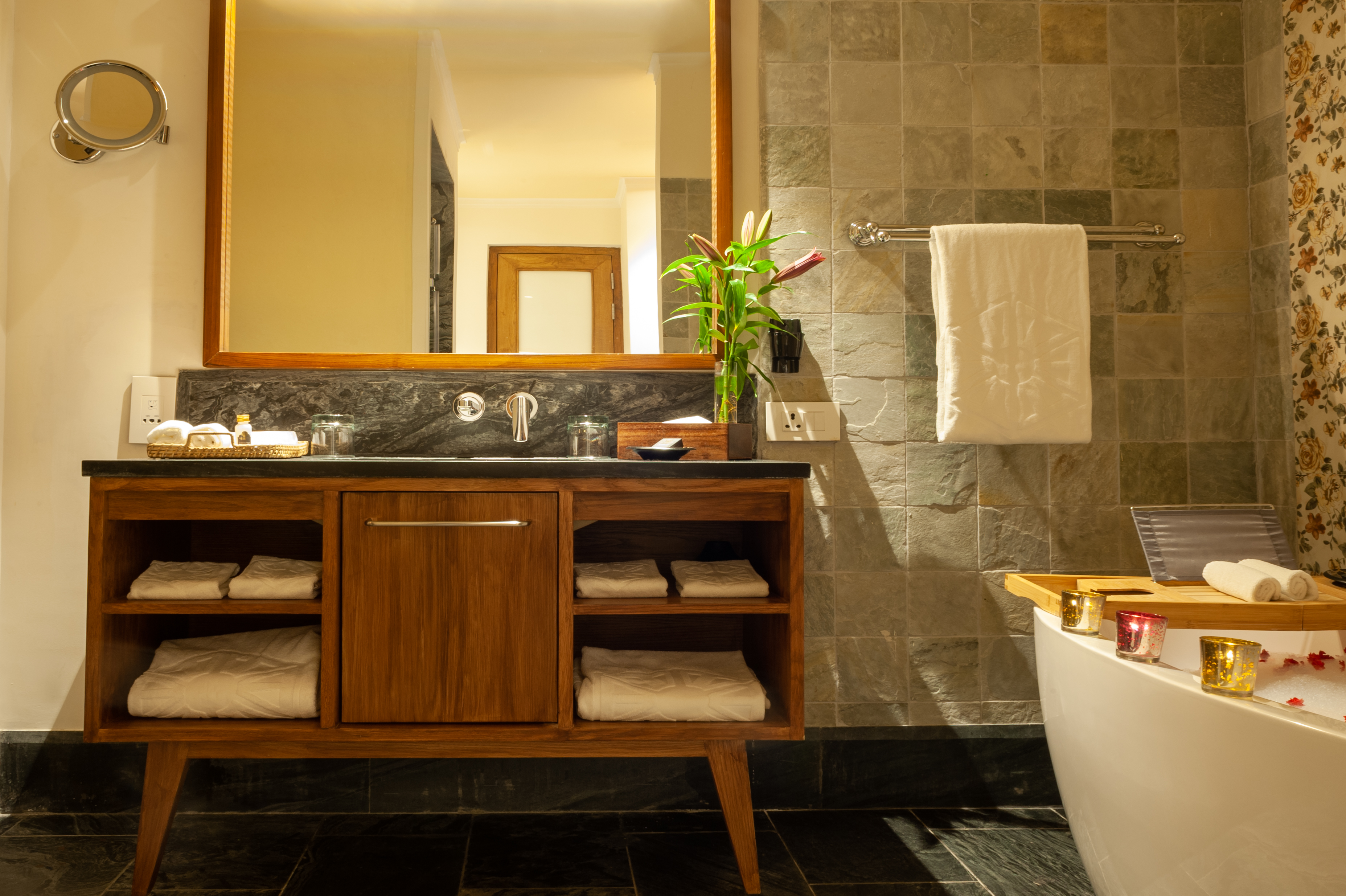 Suite, King Bed, Valley View
