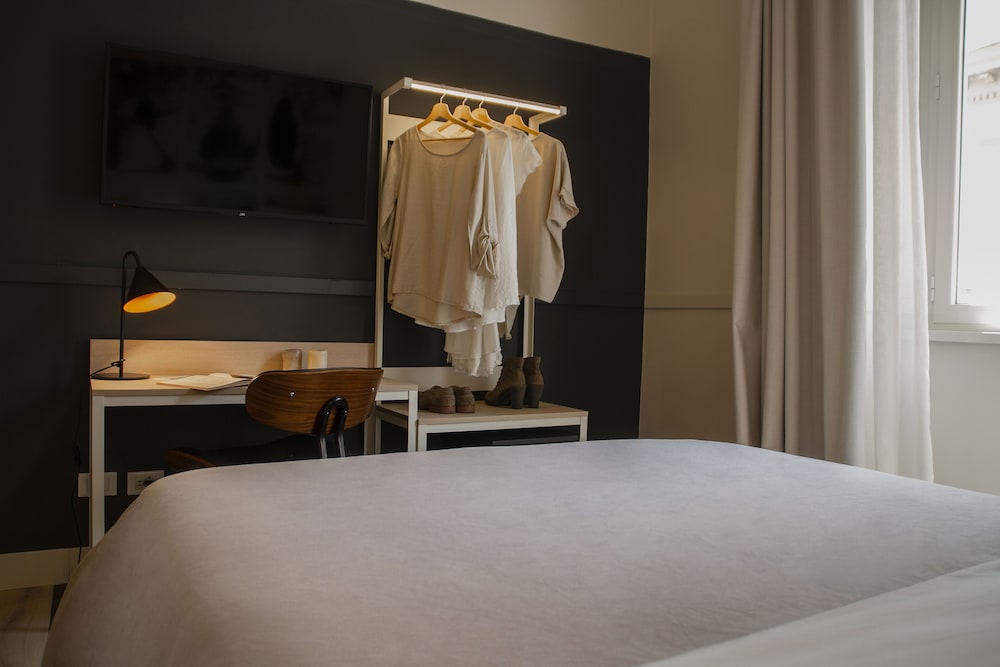STANDARD, DOUBLE OR TWIN BED, CITY VIEW