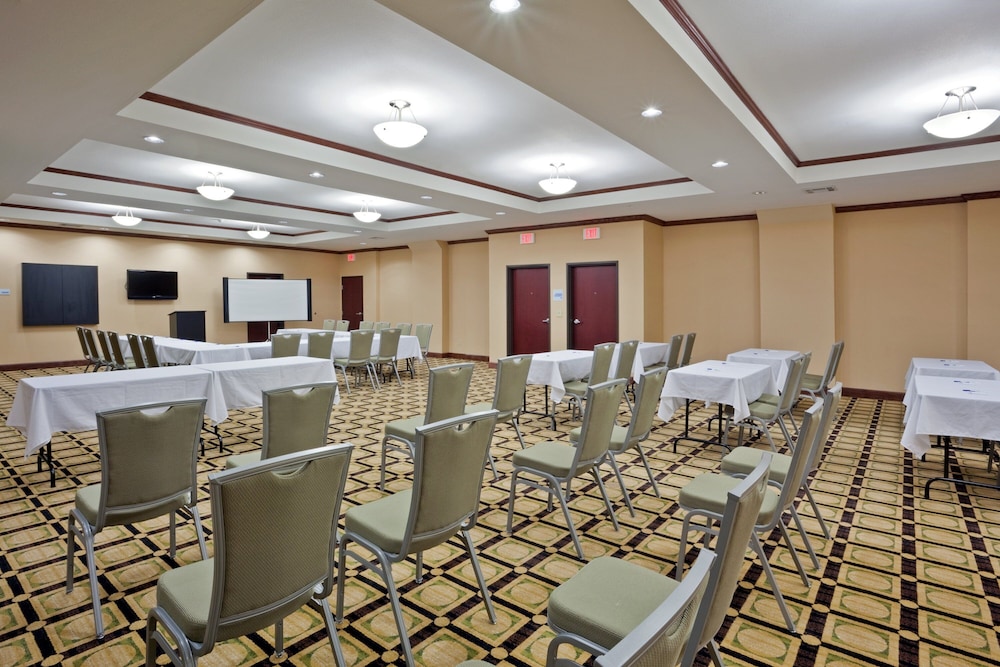 Holiday Inn Express Hotel Suites Dumas 63/72