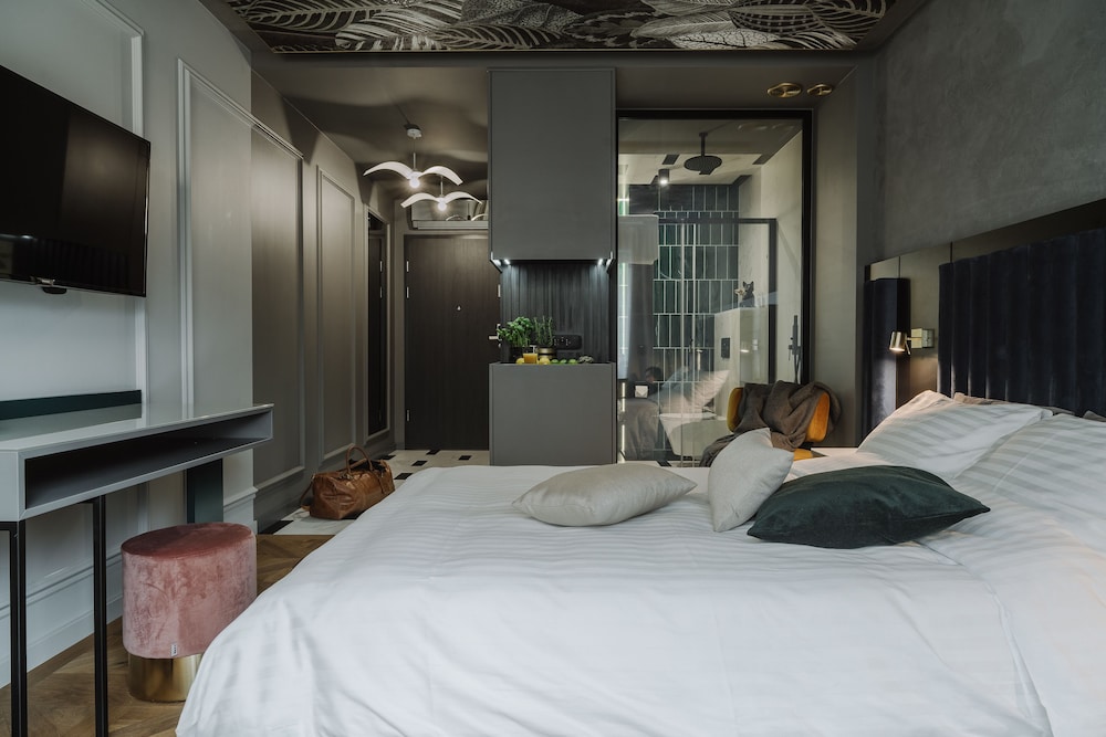 LUXURY, STUDIO, PRIVATE BATHROOM