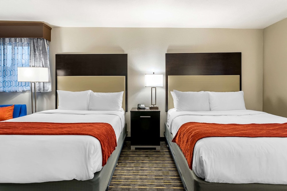 Comfort Inn and Suites Tigard near Washington Square 9/35