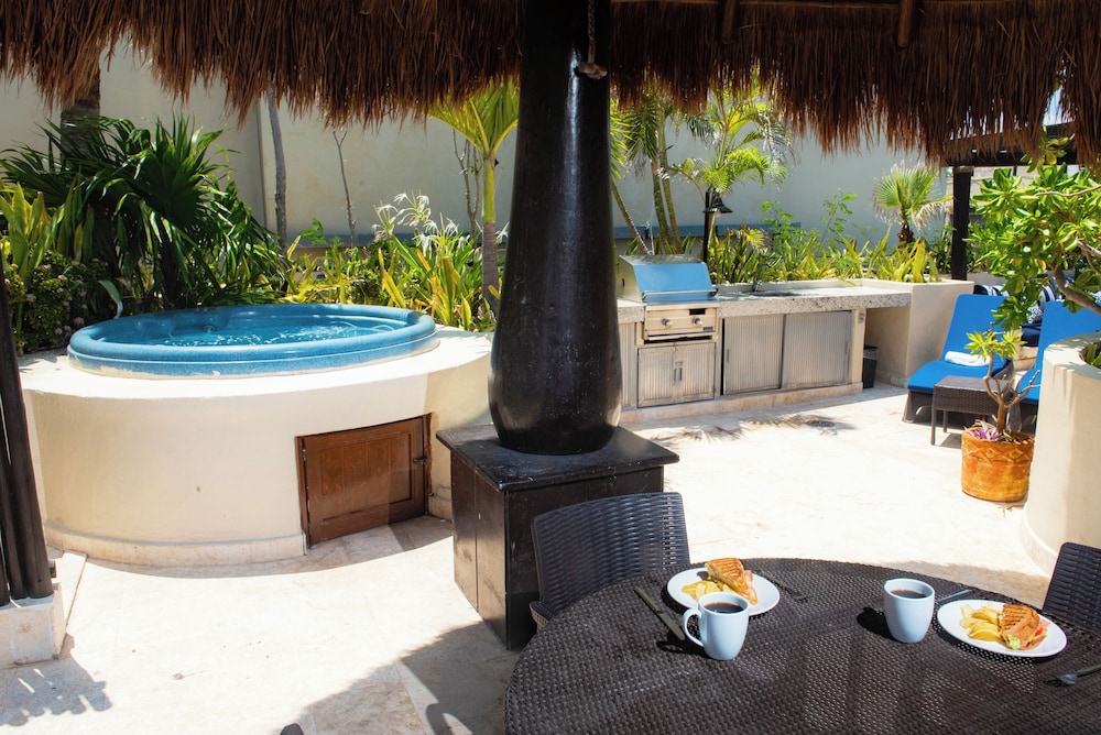 El Taj Oceanfront & Beachside Condo Hotel 43/74