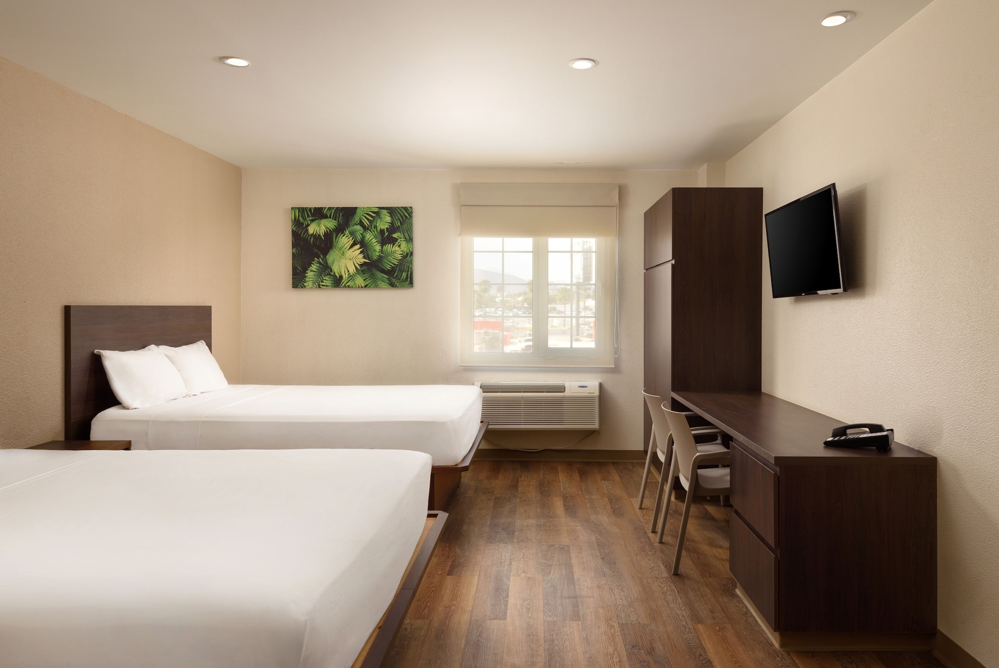 SUITE, QUEEN BED