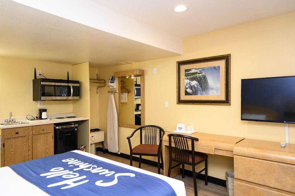 Days Inn and Suites By Wyndham Niagara Falls/Buffalo 12/40