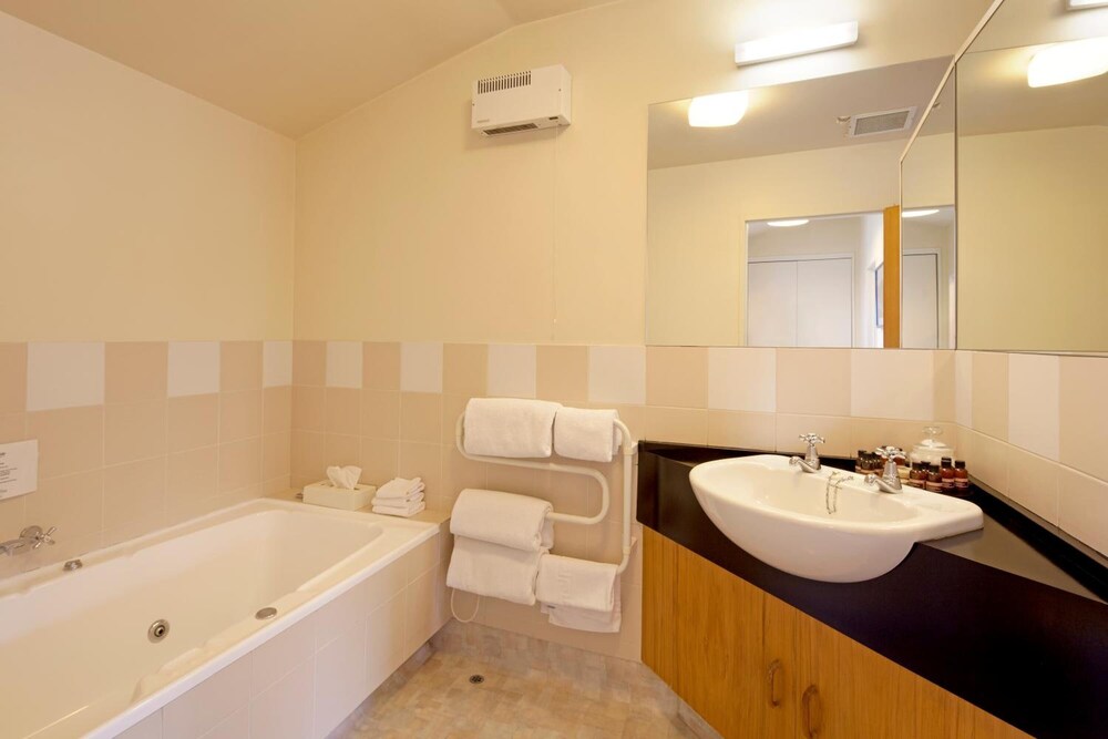 SPINNAKER BAY APARTMENTS 13/68