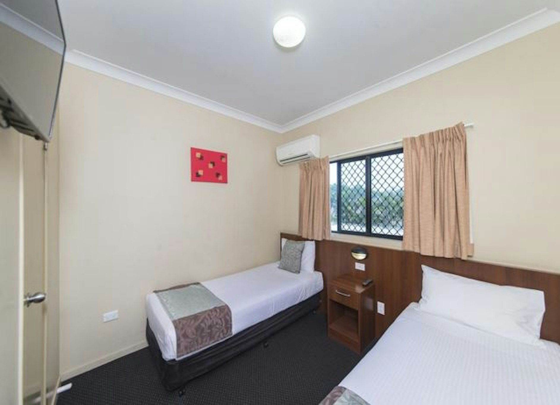 ROCKY RESORT MOTOR INN 15/65