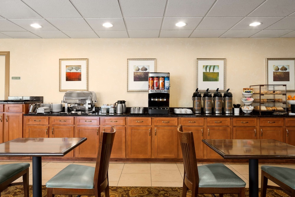 Country Inn & Suites by Radisson, Rossford - Toledo South 21/28