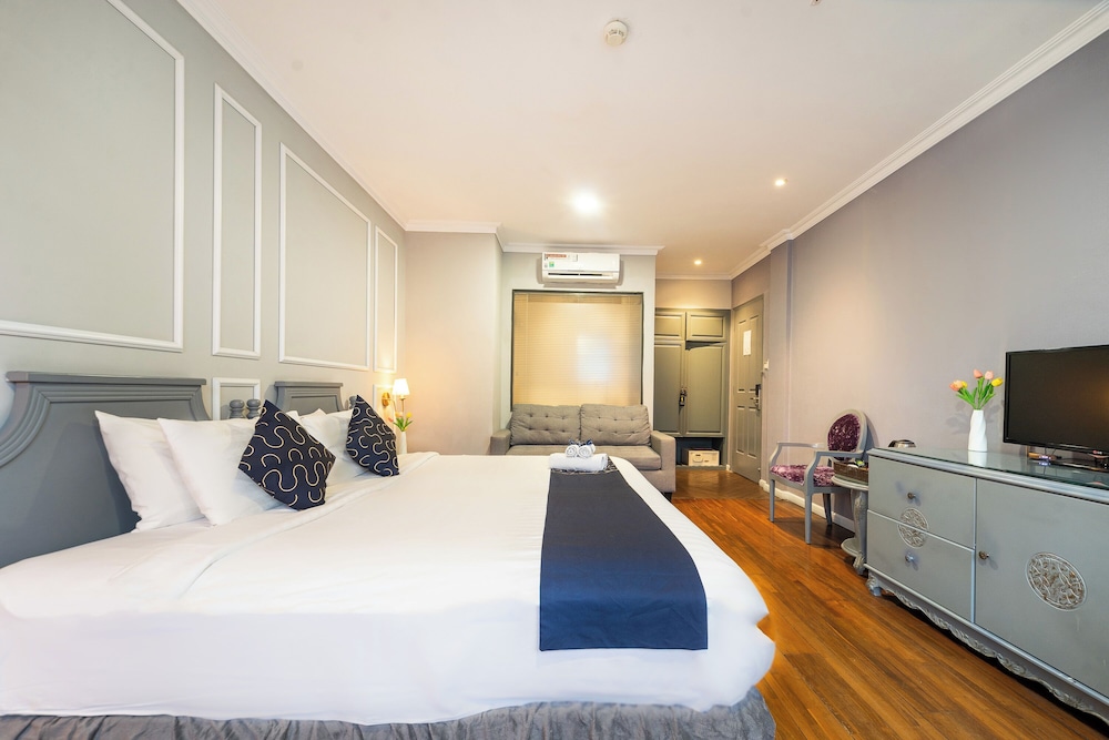 DELUXE, KING BED