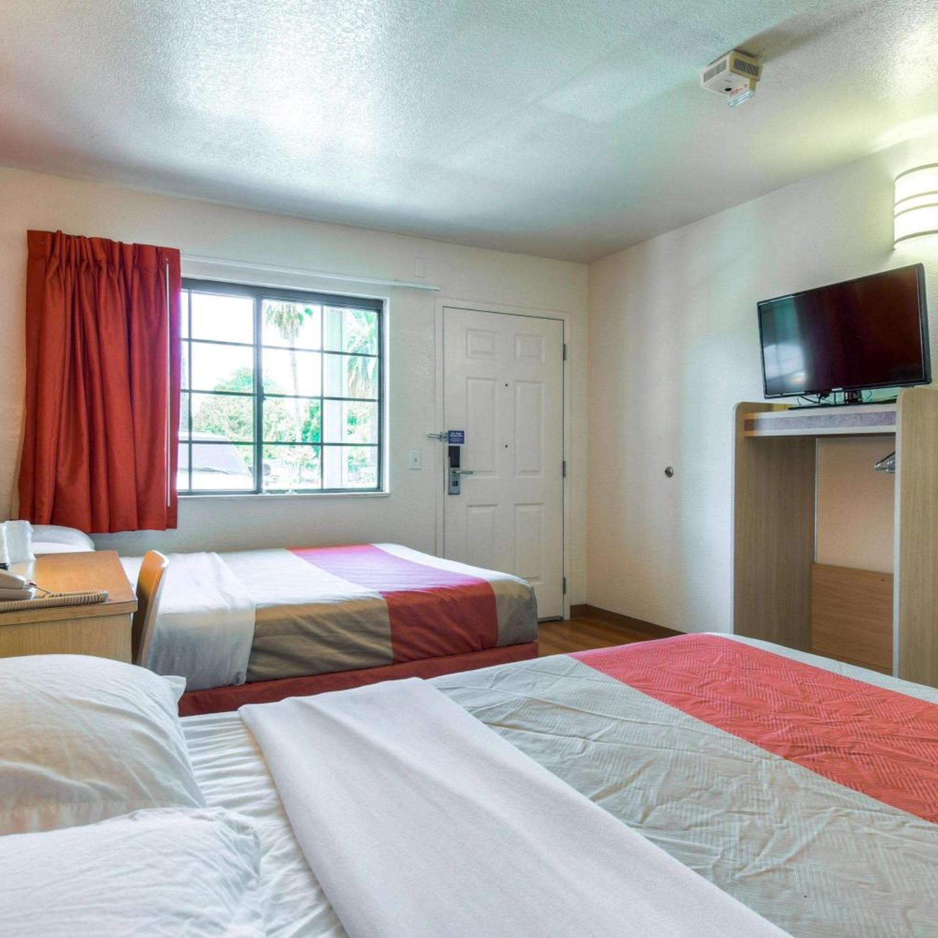 2 Queen Beds - ADA/Roll-in Shw