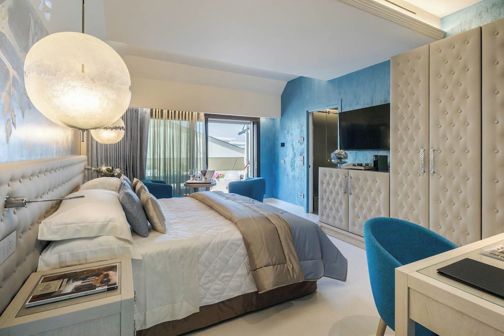 Cala Beach Resort 18/65