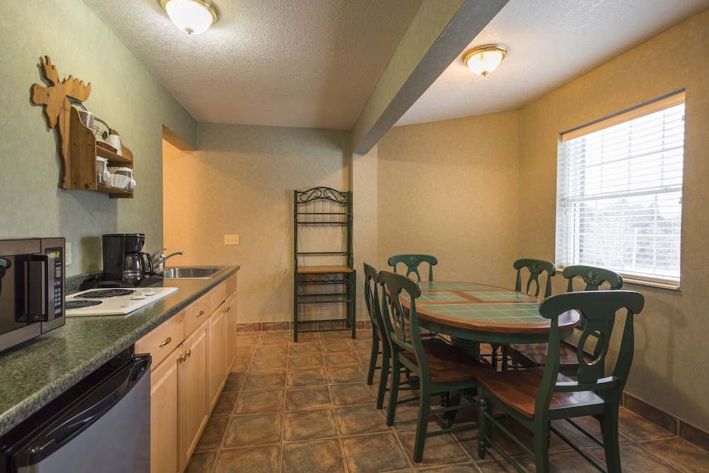 Stafford's Crooked River Lodge & Suites 26/41