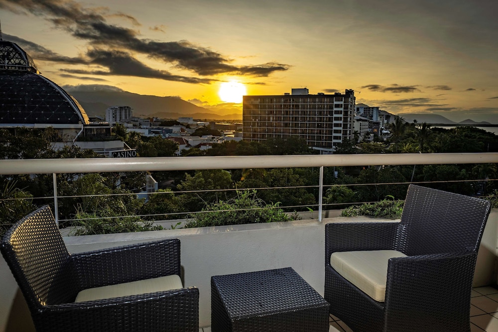 Hilton Cairns Hotel 39/85