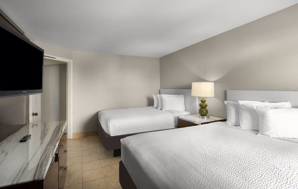 SUITE, 3 BEDS, PARTIAL OCEAN VIEW