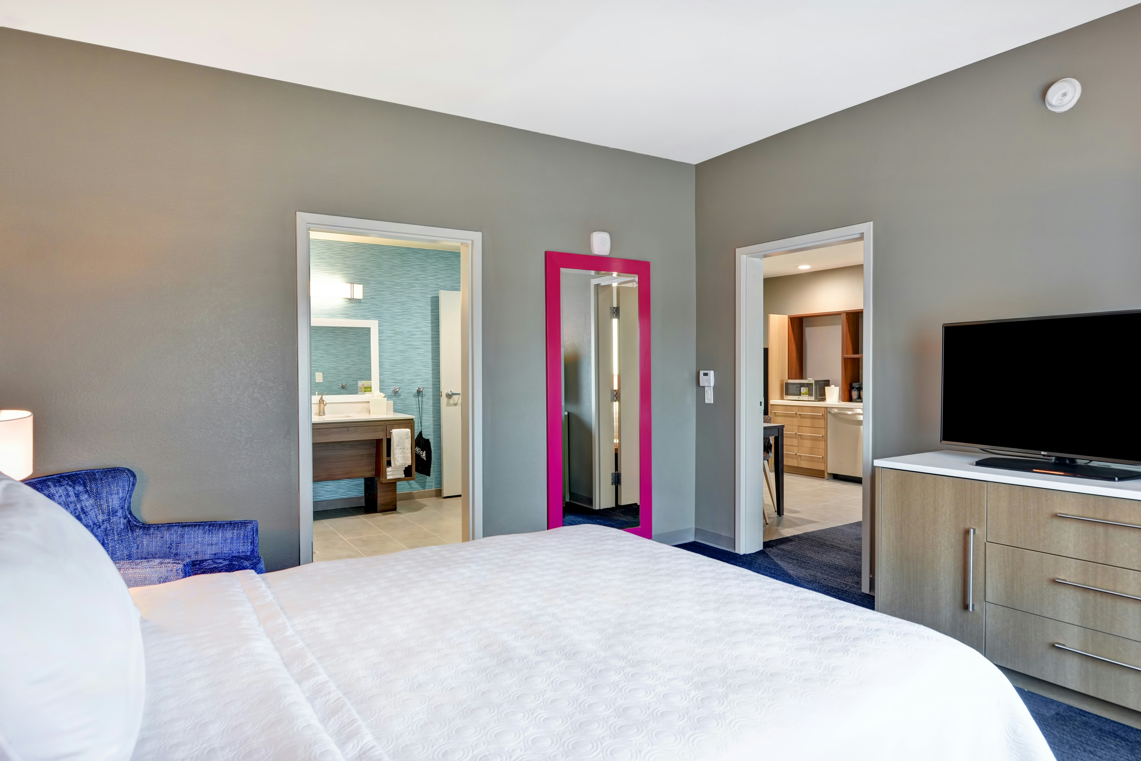 Suite, Queen Bed, Accessible