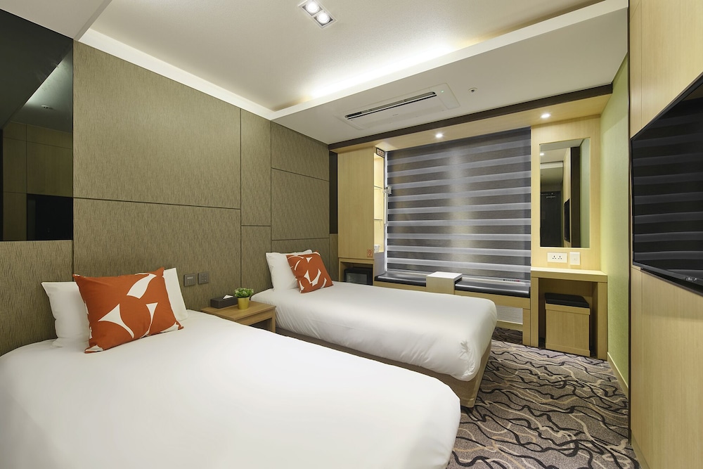FAMILY, TWIN BEDS