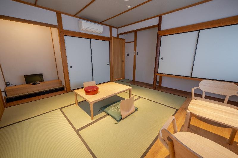 Japanese, 4 Futon Beds, Working Area