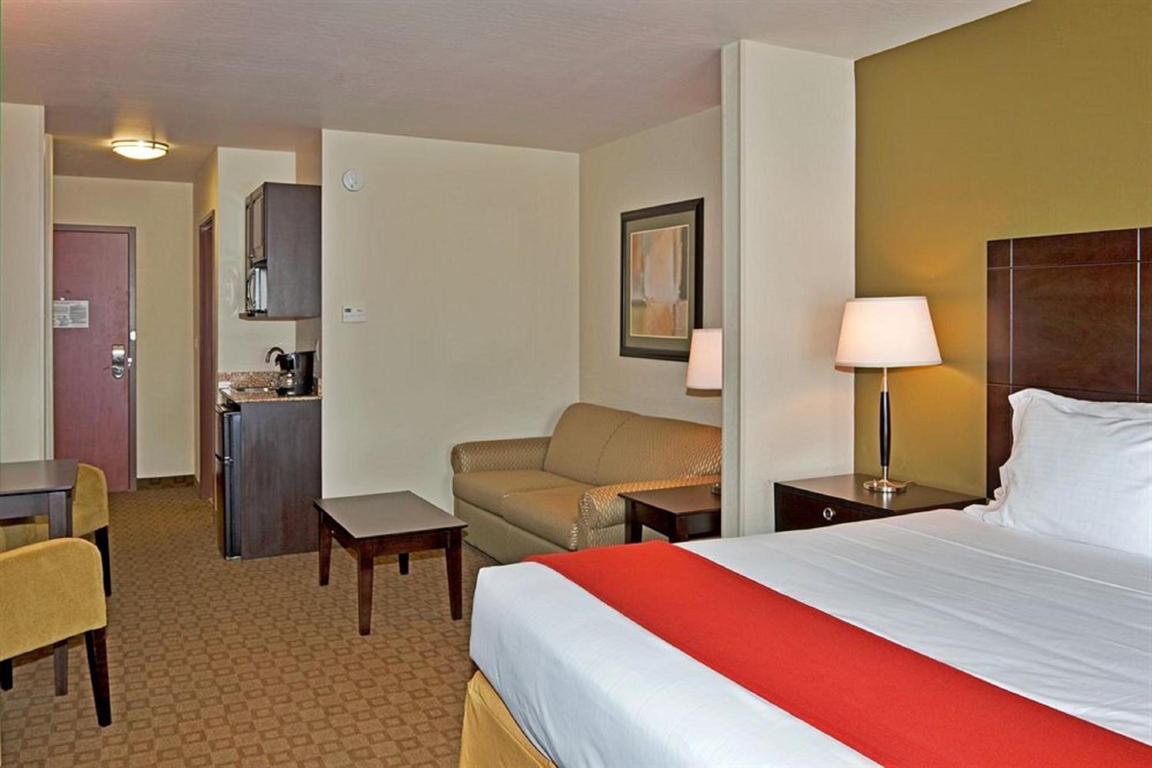 Suite, King Bed, Bathtub, Accessible