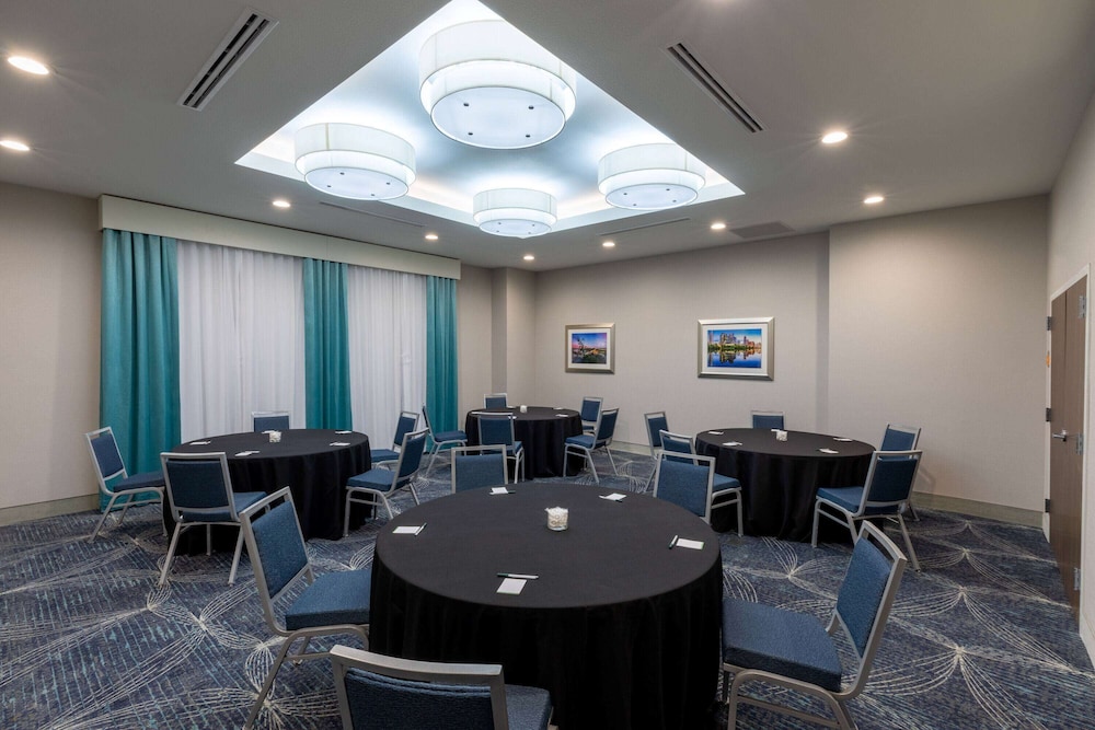 La Quinta Inn and Suites by Wyndham Round Rock East 36/43