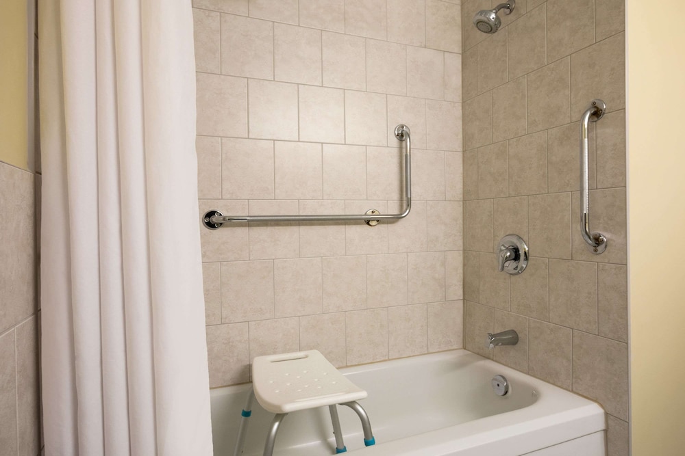 Days Inn by Wyndham Renfrew Conference Centre 27/27