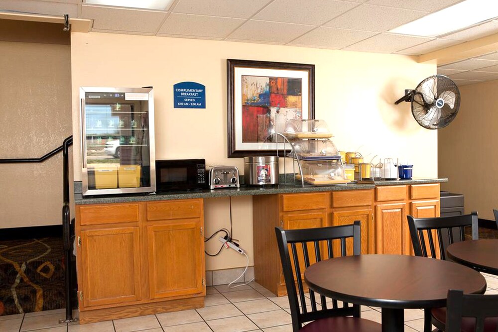 Days Inn by Wyndham Park City Kansas 20/28