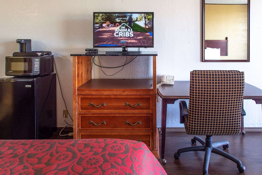 Days Inn by Wyndham Clinton 15/24
