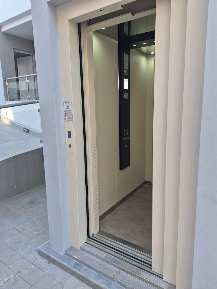Poseidon Hotel 4/50
