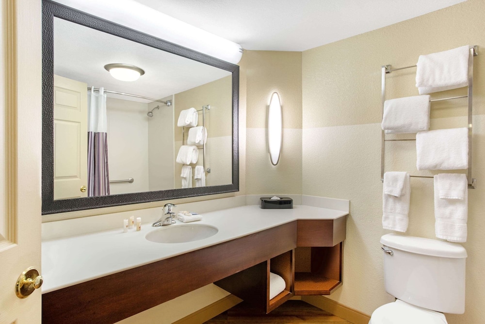 La Quinta Inn & Suites by Wyndham Raleigh Cary 21/44