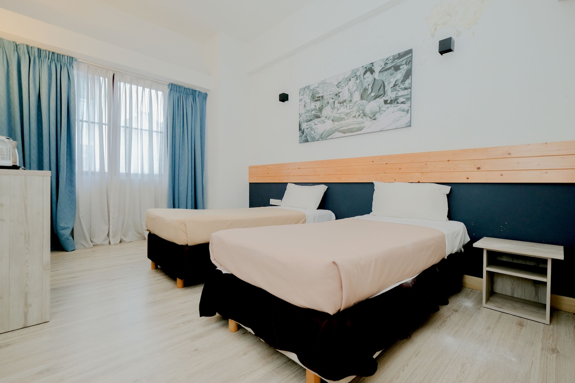 Standard, Queen Bed, No Window