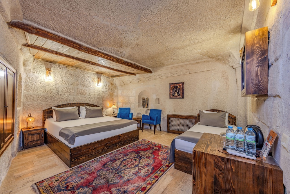 CASTLE CAVE HOUSE 14/50