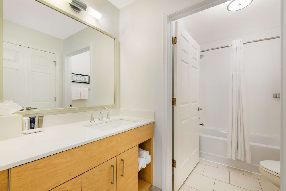Suites Charlotte Arrowood 48/49