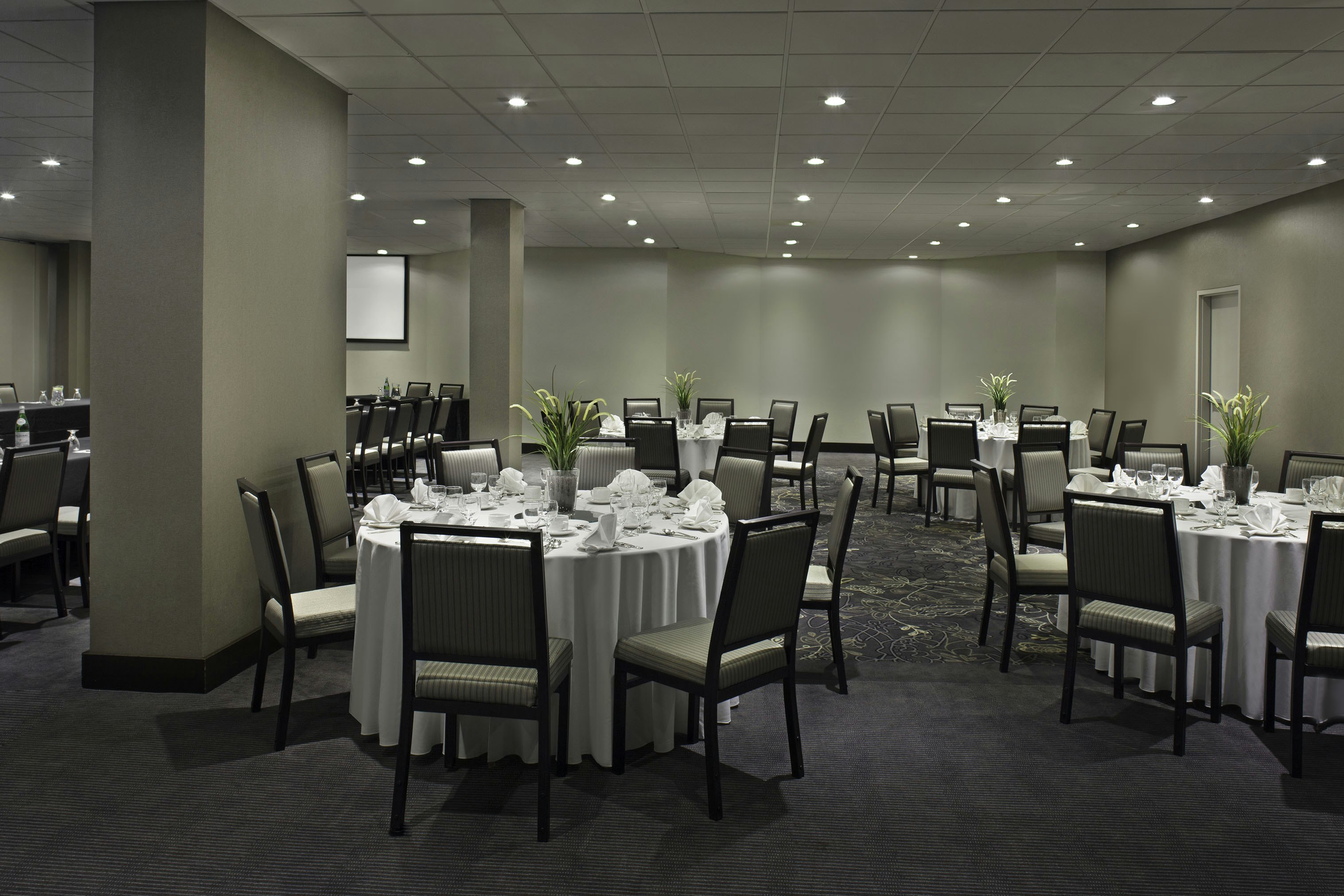 Hilton Toronto Markham Suites Conference Centre Spa 81/87
