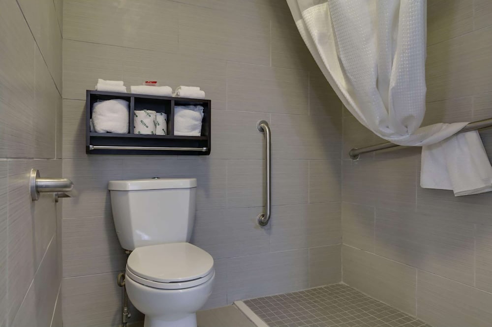 Travelodge by Wyndham Calhoun South I-75 39/40