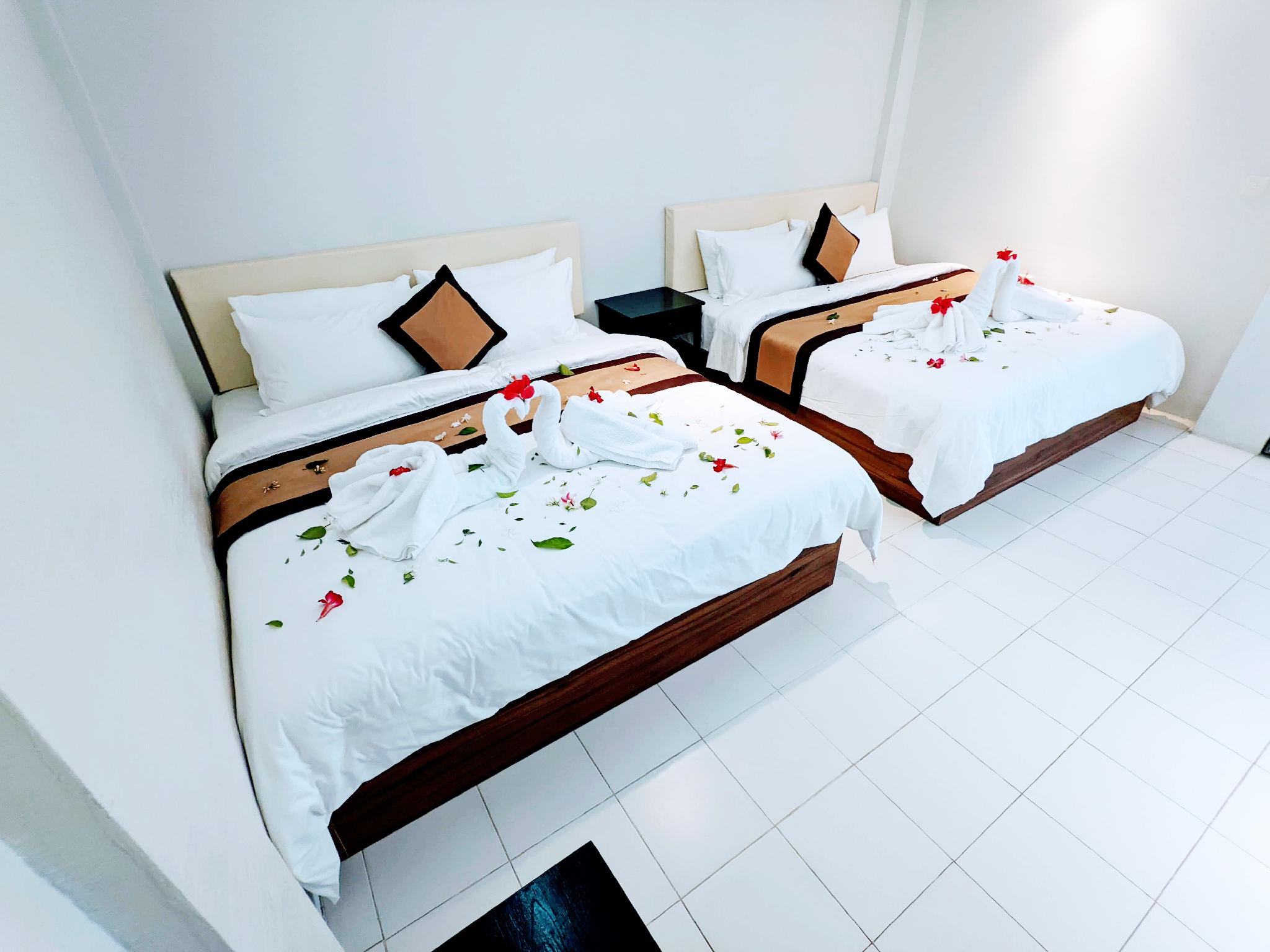 Family Suite, Junior Suite, 2 King Beds, Bathtub