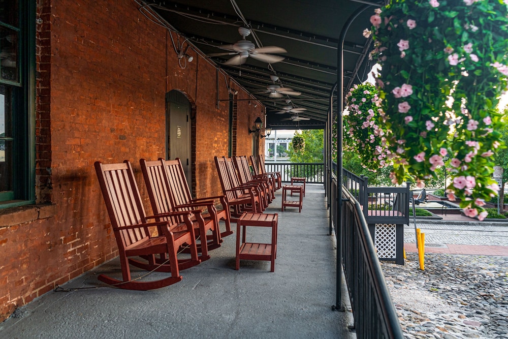 River Street Inn 48/52