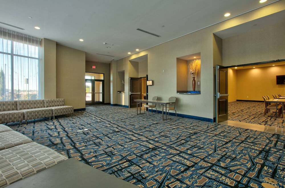 La Quinta Inn and Suites by Wyndham Lubbock Southwest 32/63