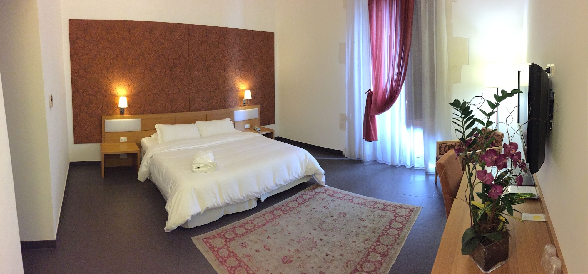 EXECUTIVE, DOUBLE OR TWIN BED