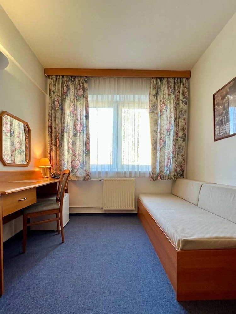 Hotel Astra 48/64
