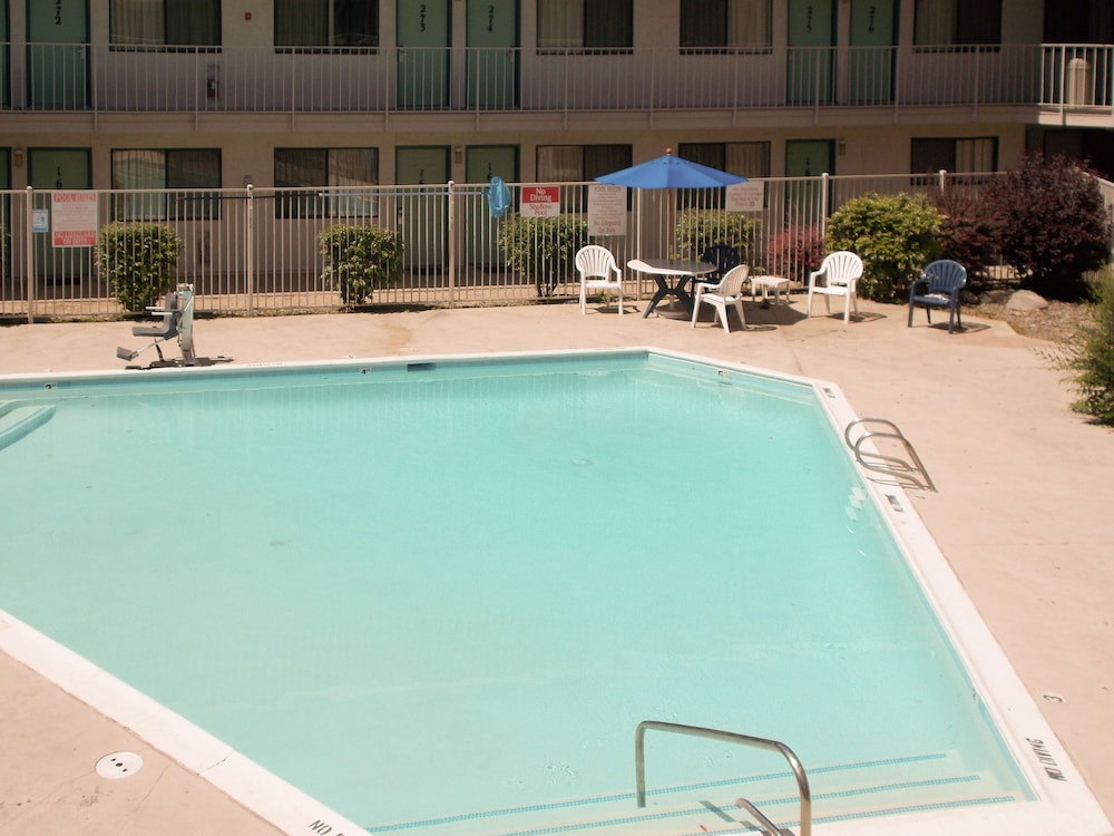 Motel6 Reno, NV - Livestock 9/42