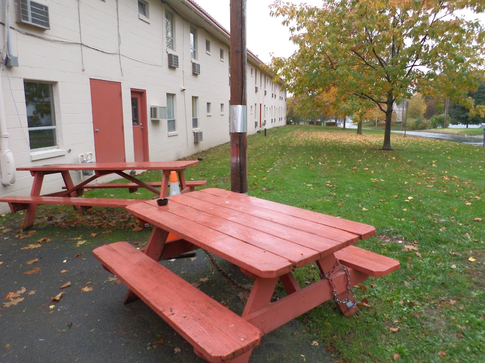 Knights Inn Oswego East 54/59